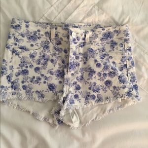 High-waisted floral print shorts